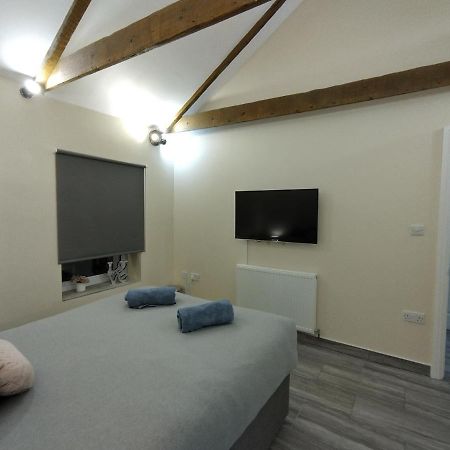 Queens Holiday Apartment Pembroke Dock Bagian luar foto