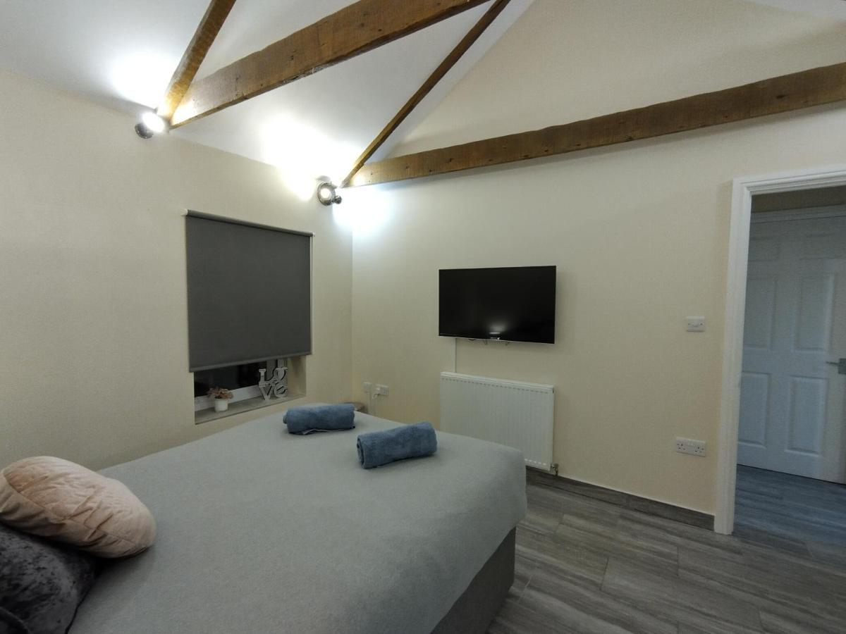 Queens Holiday Apartment Pembroke Dock Bagian luar foto