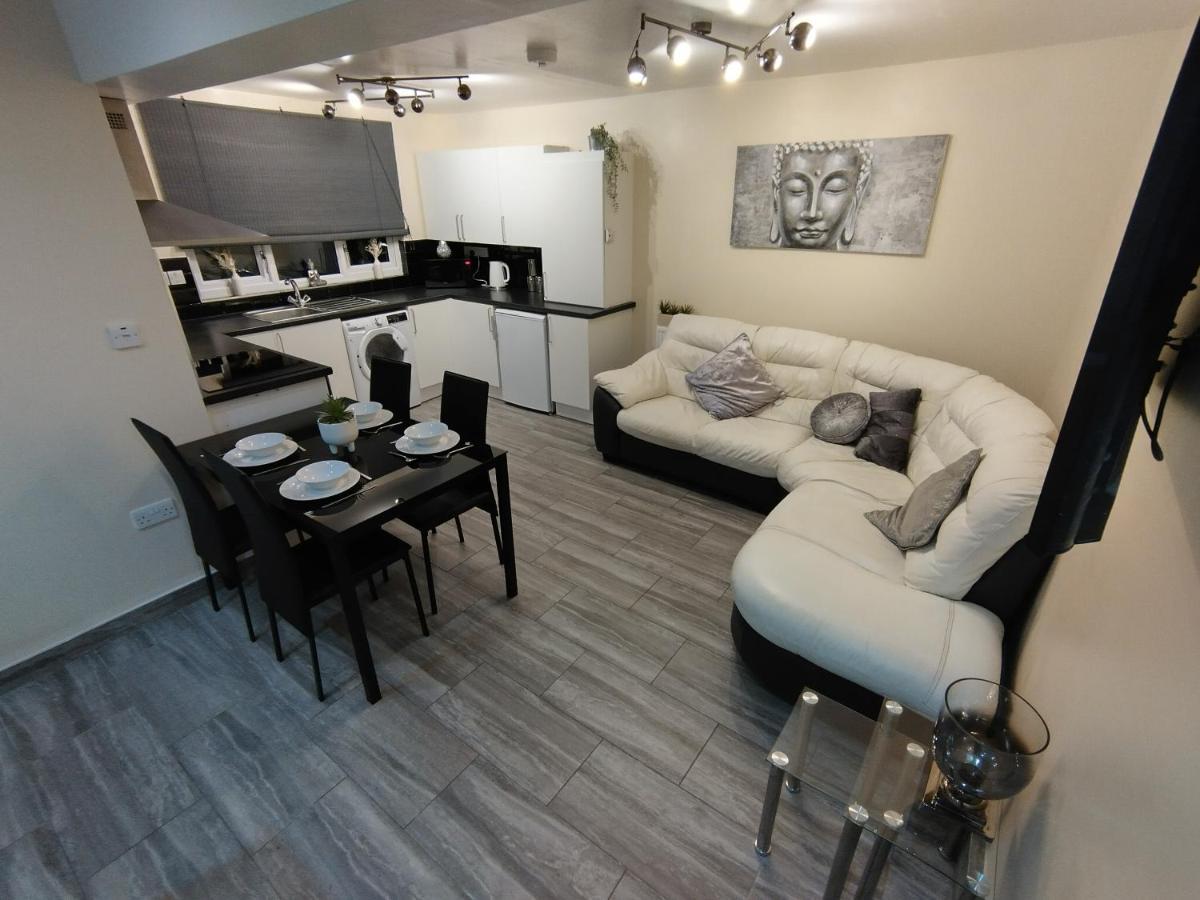 Queens Holiday Apartment Pembroke Dock Bagian luar foto
