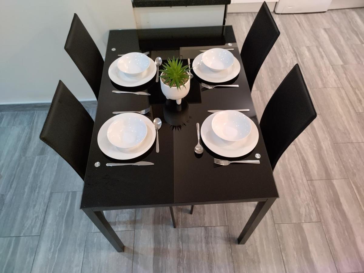 Queens Holiday Apartment Pembroke Dock Bagian luar foto