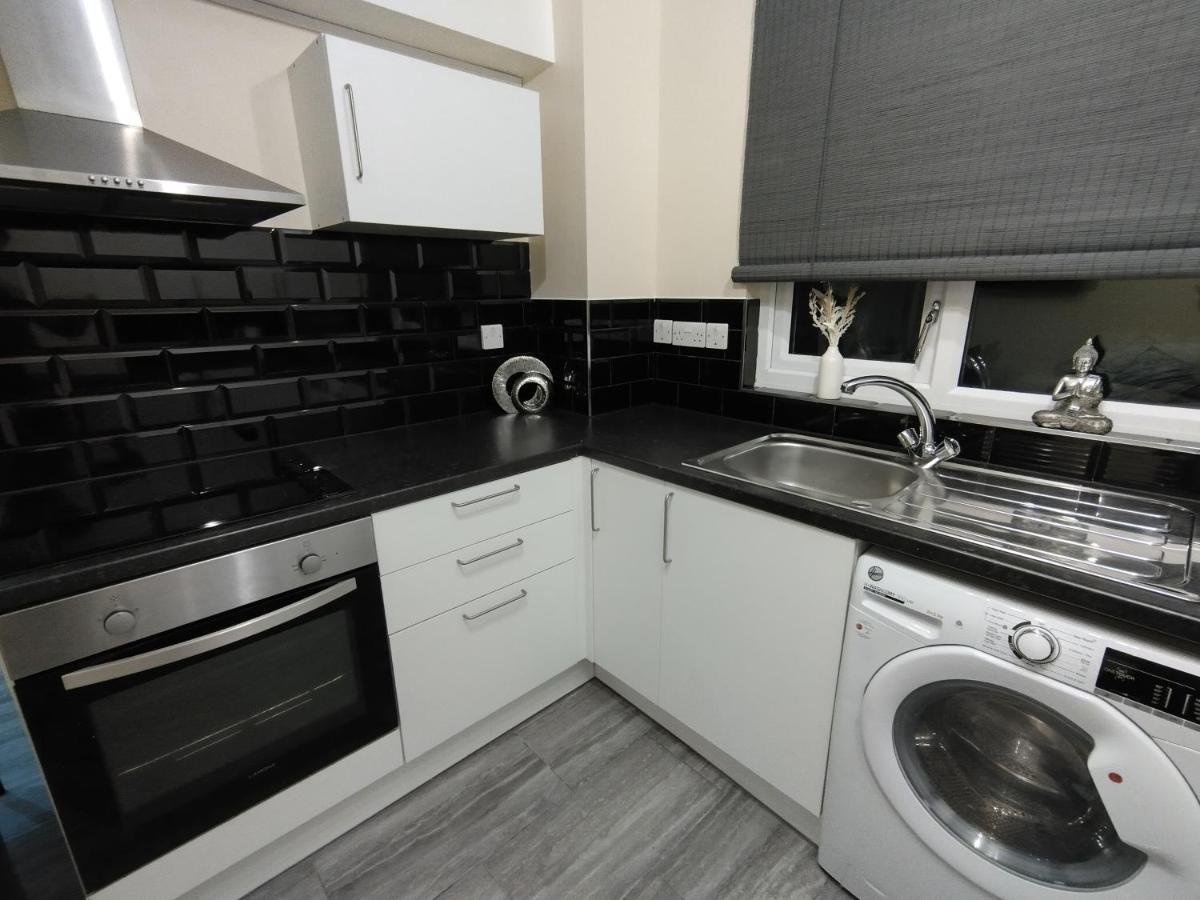 Queens Holiday Apartment Pembroke Dock Bagian luar foto