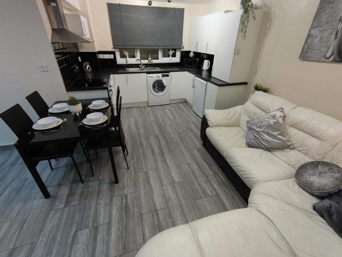 Queens Holiday Apartment Pembroke Dock Bagian luar foto
