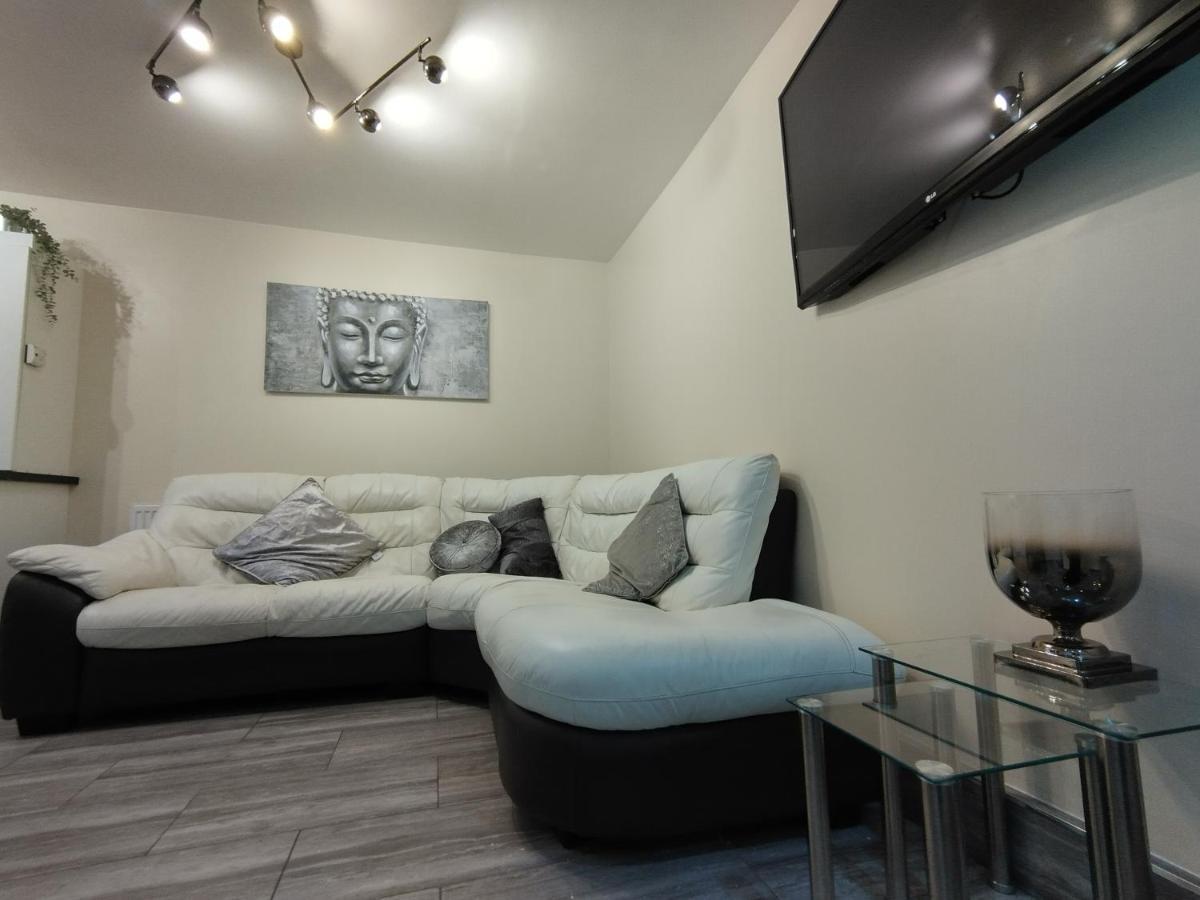 Queens Holiday Apartment Pembroke Dock Bagian luar foto