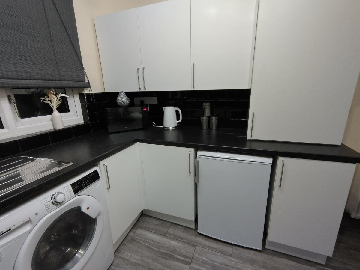 Queens Holiday Apartment Pembroke Dock Bagian luar foto
