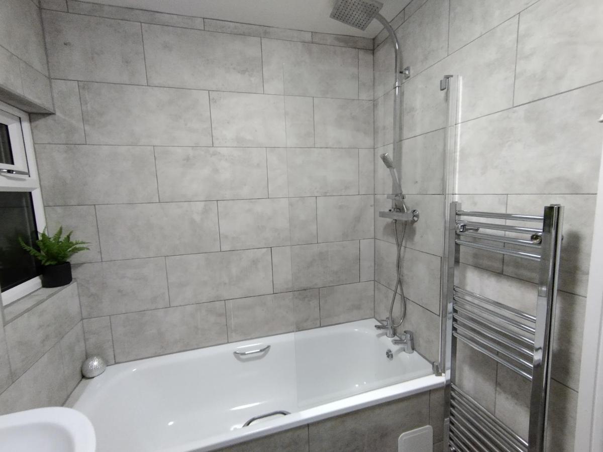 Queens Holiday Apartment Pembroke Dock Bagian luar foto