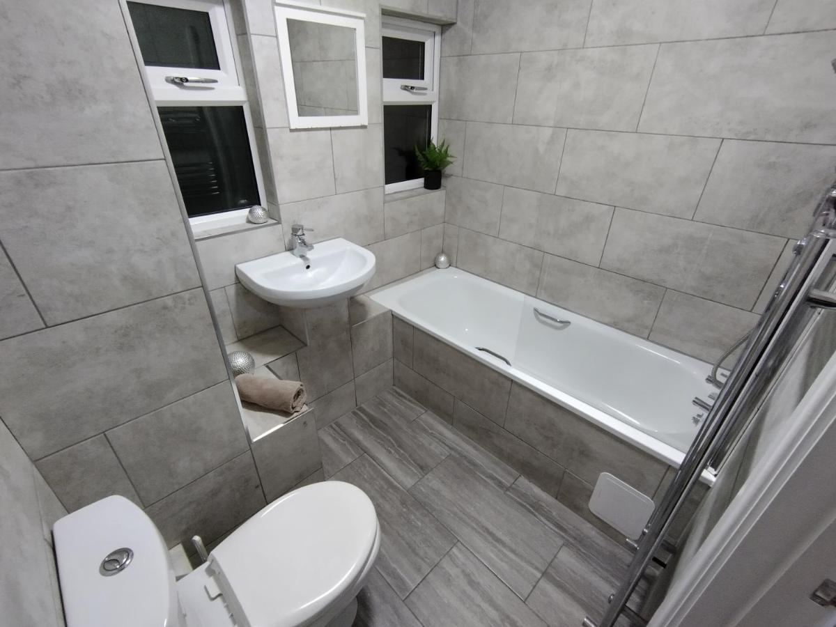 Queens Holiday Apartment Pembroke Dock Bagian luar foto