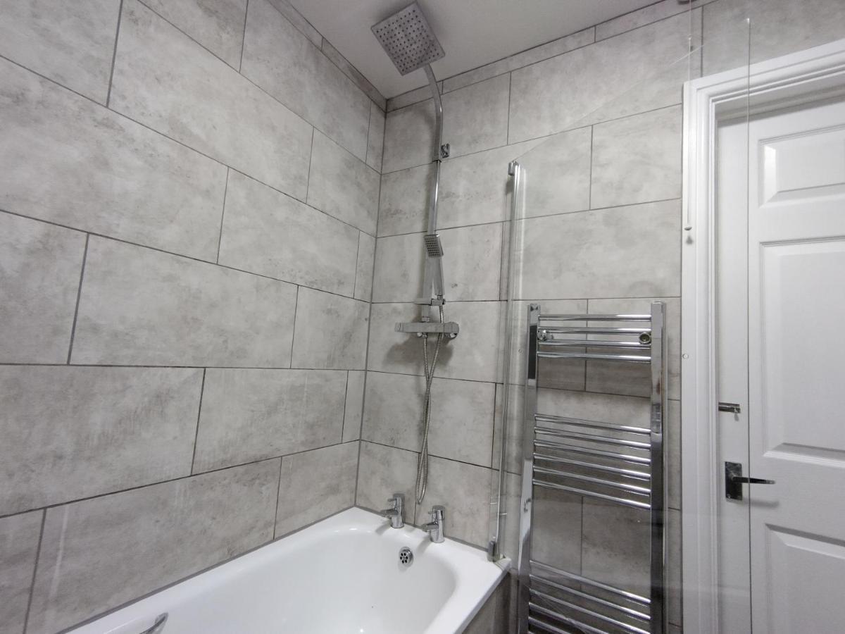 Queens Holiday Apartment Pembroke Dock Bagian luar foto