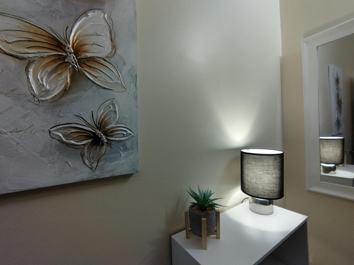 Queens Holiday Apartment Pembroke Dock Bagian luar foto