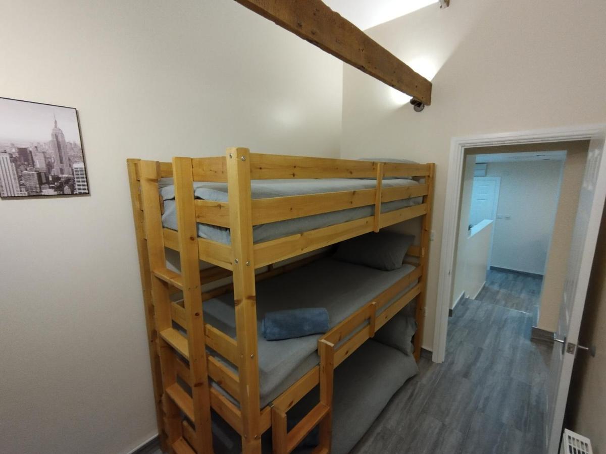 Queens Holiday Apartment Pembroke Dock Bagian luar foto