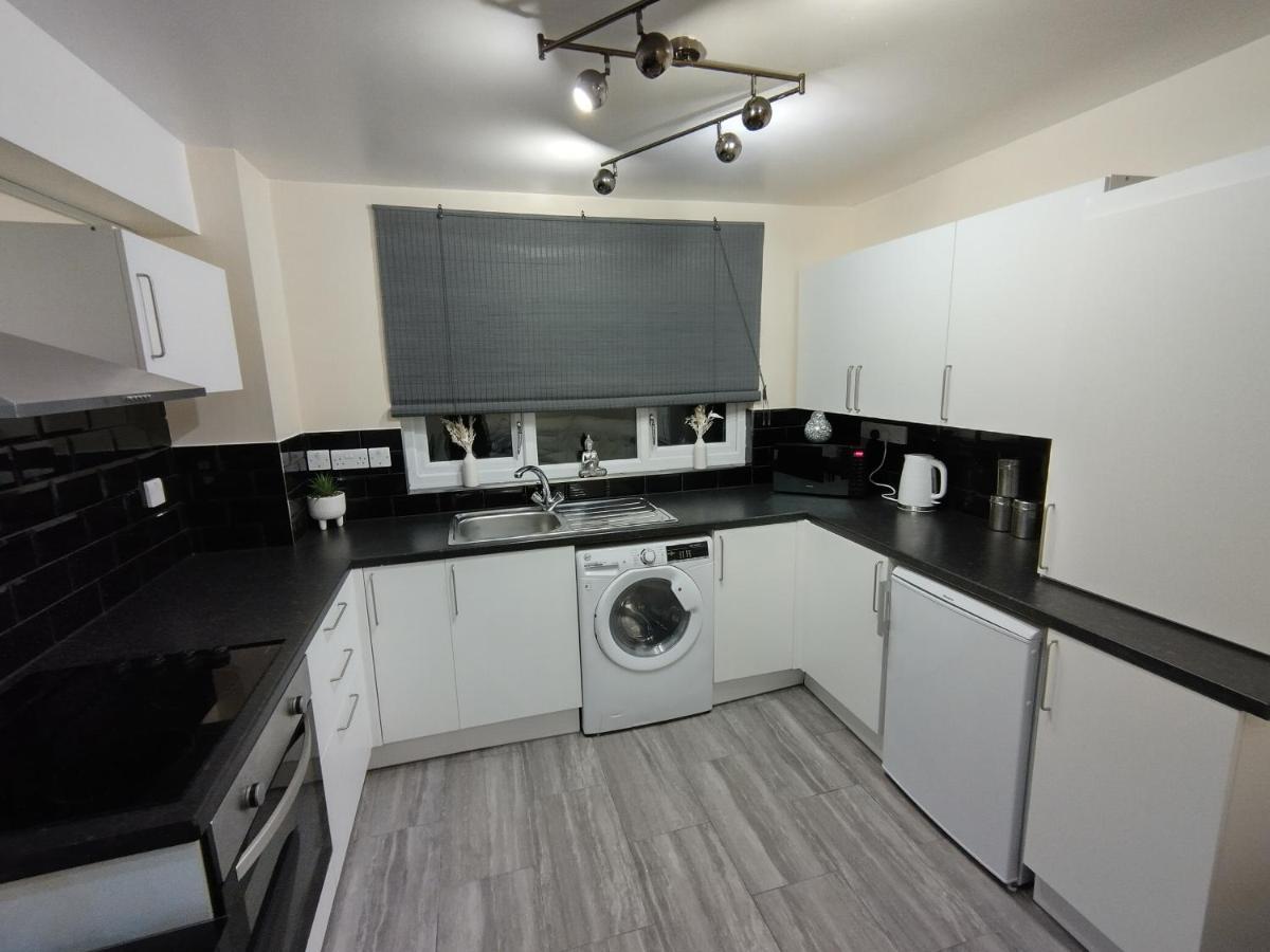 Queens Holiday Apartment Pembroke Dock Bagian luar foto