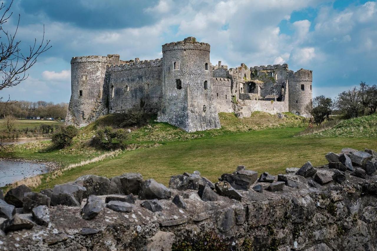 Queens Holiday Apartment Pembroke Dock Bagian luar foto